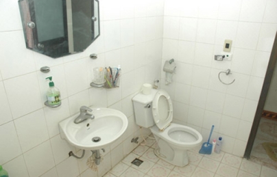Cách xử lý mùi hôi nhà vệ sinh Cách xử lý mùi hôi nhà vệ sinh